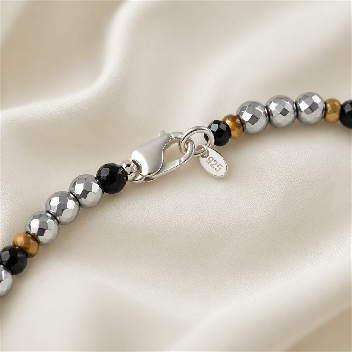 Primo piano della chiusura a moschettone in argento 925 di un bracciale LV Gioielli