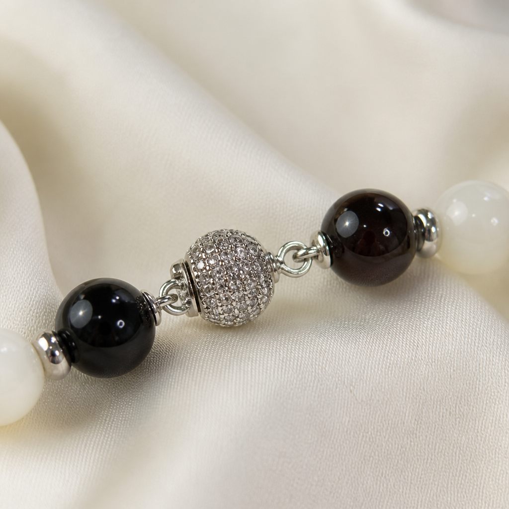 Bracciale a molla Cacao e latte, marrone scuro, bianco sporco, nero, argento, foto 4 di 4