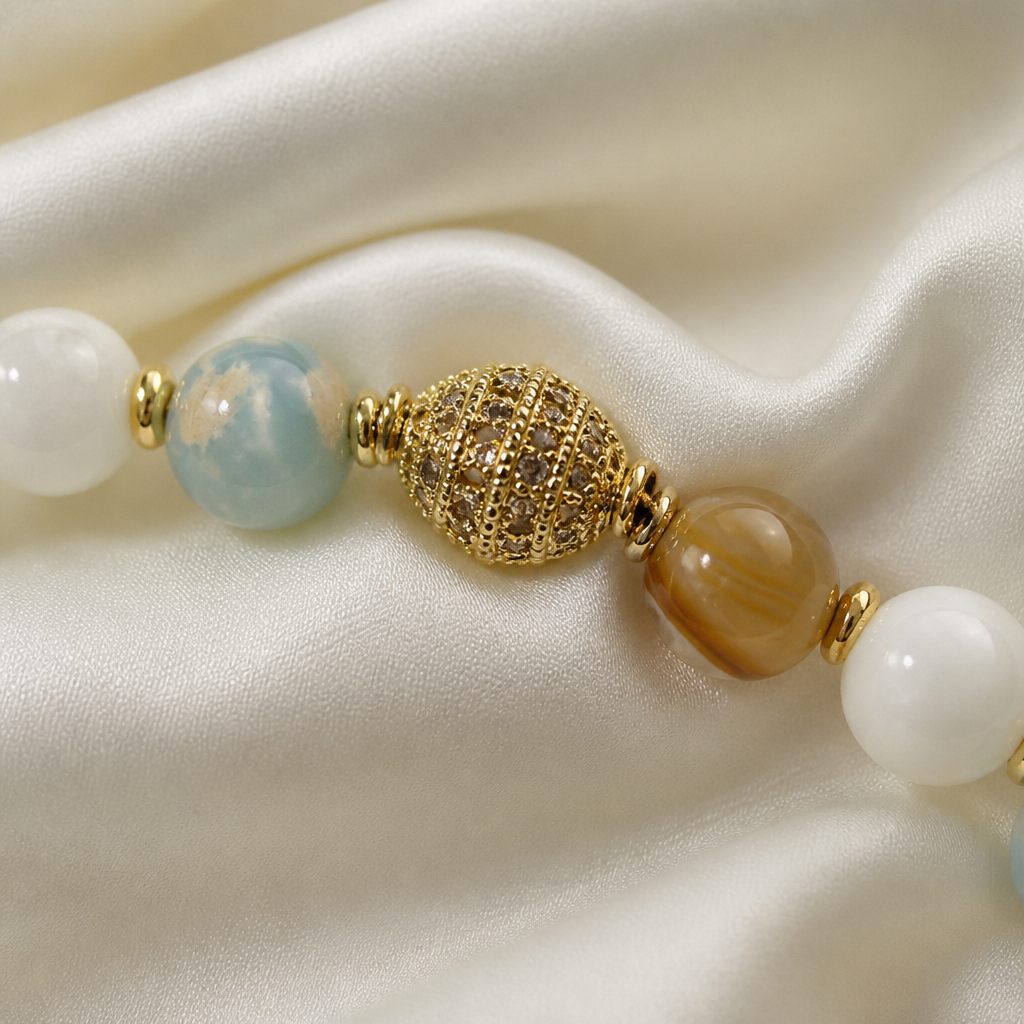 Bracciale a molla Acqua e cipria, azzurro acqua, rosa cipria, bianco, beige, oro, foto 4 di 4