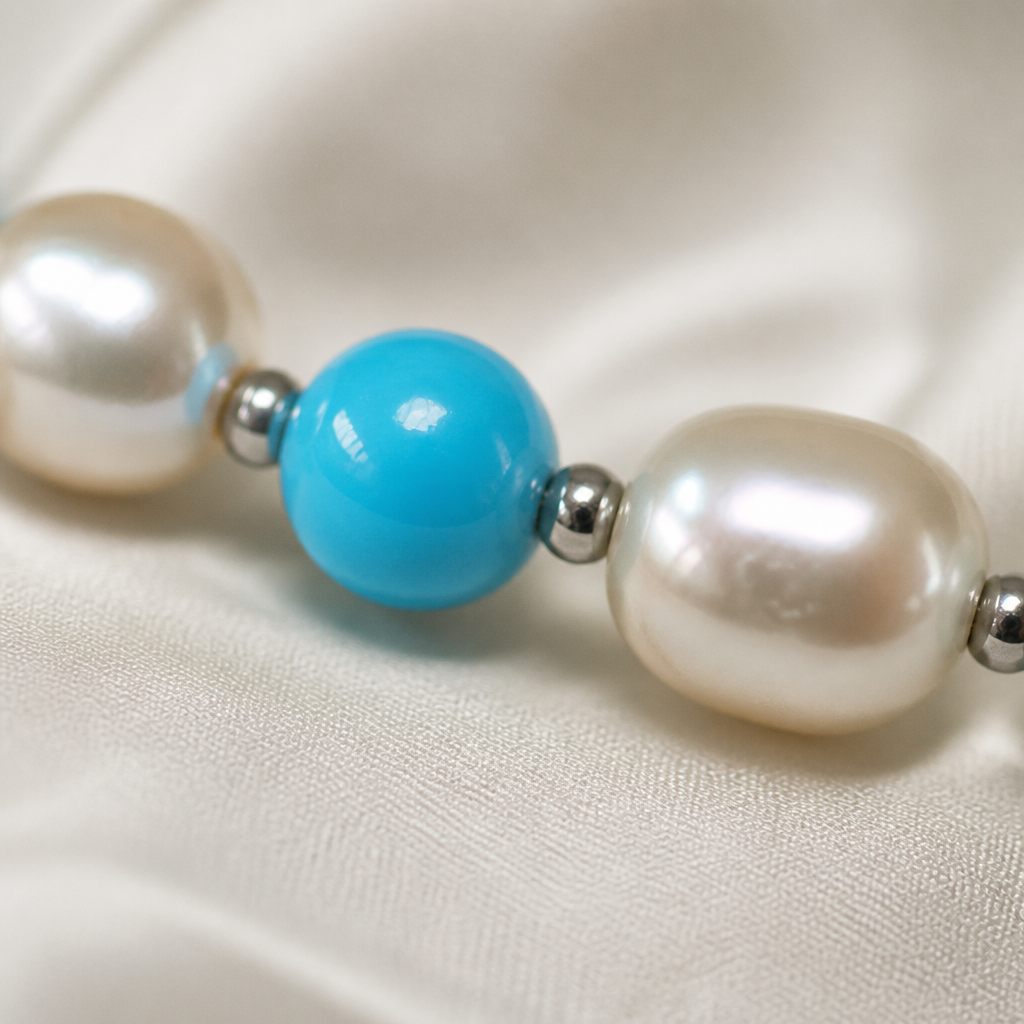Set collana, bracciale e orecchini Perla e turchese, bianco perla, azzurro turchese, argento, foto 3 di 5