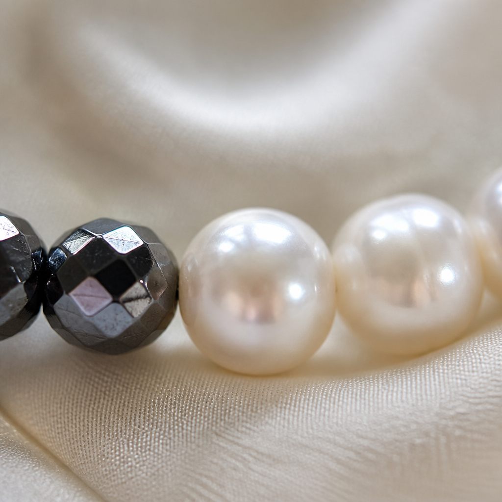 Set collana, bracciale e orecchini Bianco e grafite, bianco, grigio scuro, argento, foto 3 di 5